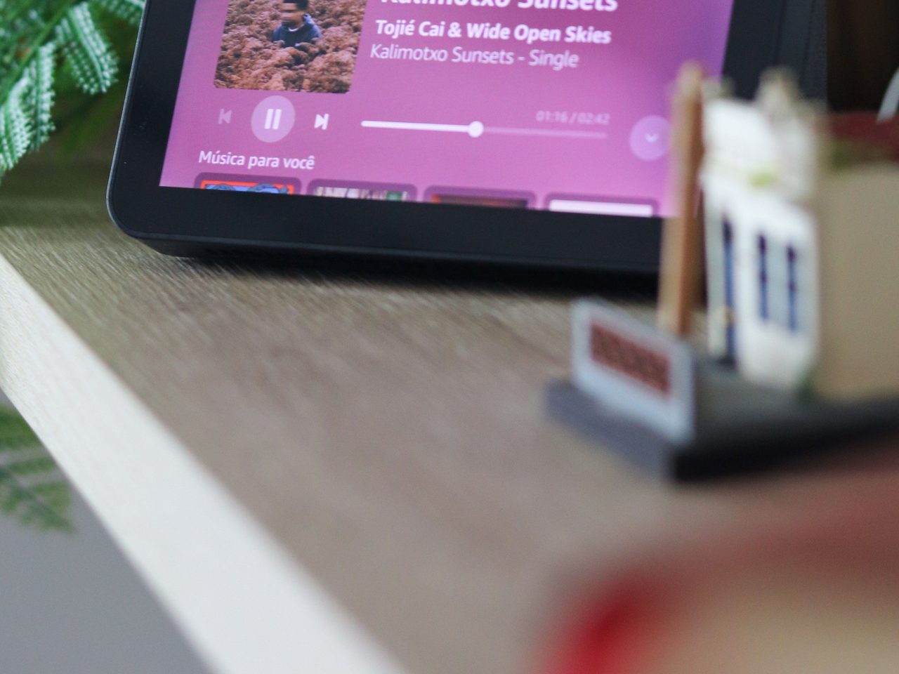 Pantalla inteligente con asistente de voz mostrando música (imagen ilustrativa)