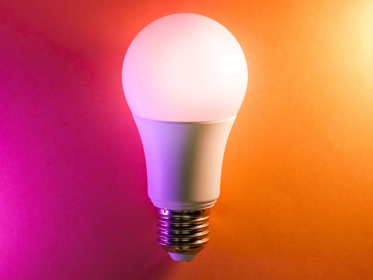 Foco inteligente RGB encendido (imagen ilustrativa)